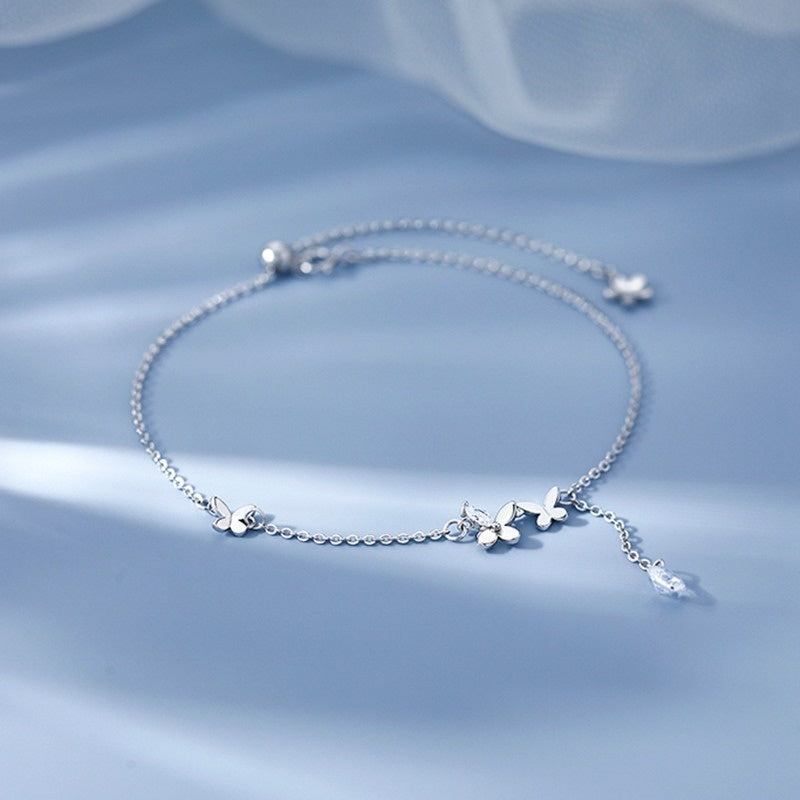 Jemný náramok na nohu s motýľom – elegantný letný šperk 🦋